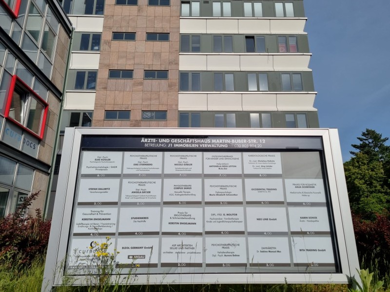Hausfront mit Schaukasten
